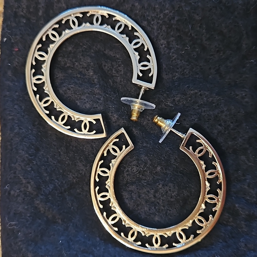 🚫SOLD🚫 CHANEL CC Logo Gold Hoop Earrings B19K - Picture 2 of 5